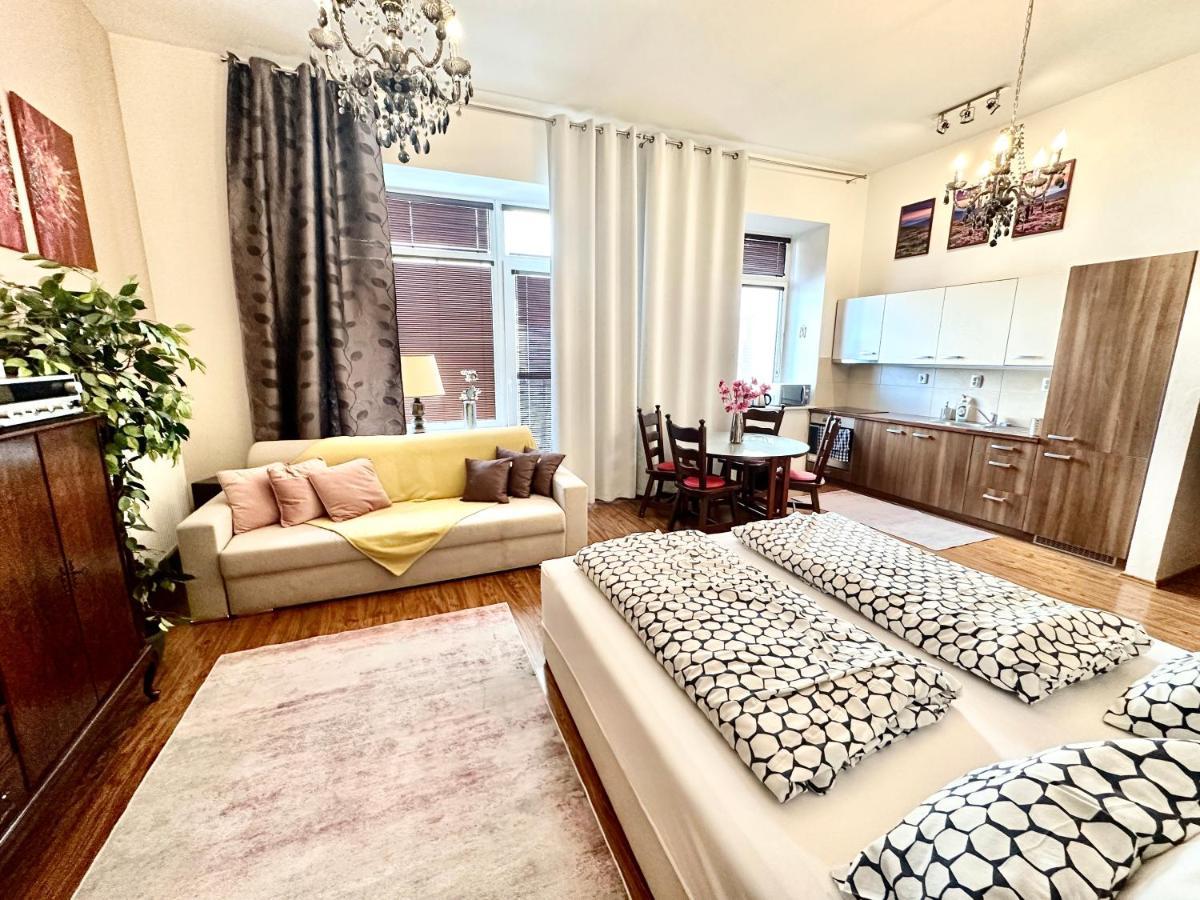 Home Away Main Square Apartment Poprad Exteriör bild