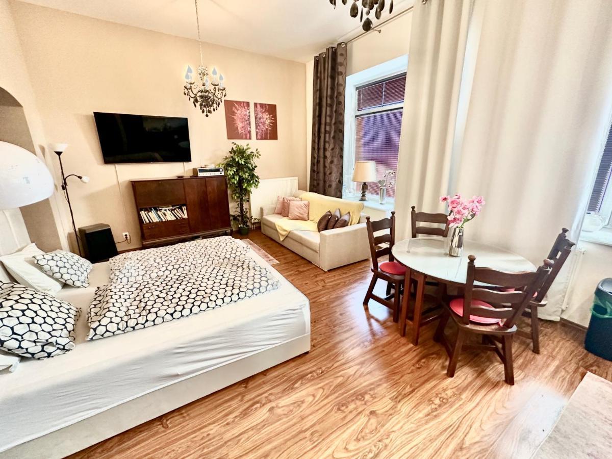 Home Away Main Square Apartment Poprad Exteriör bild