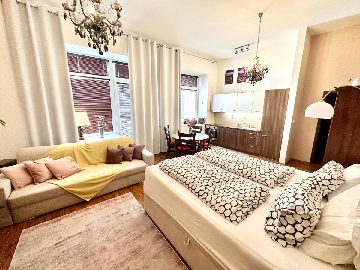 Home Away Main Square Apartment Poprad Exteriör bild