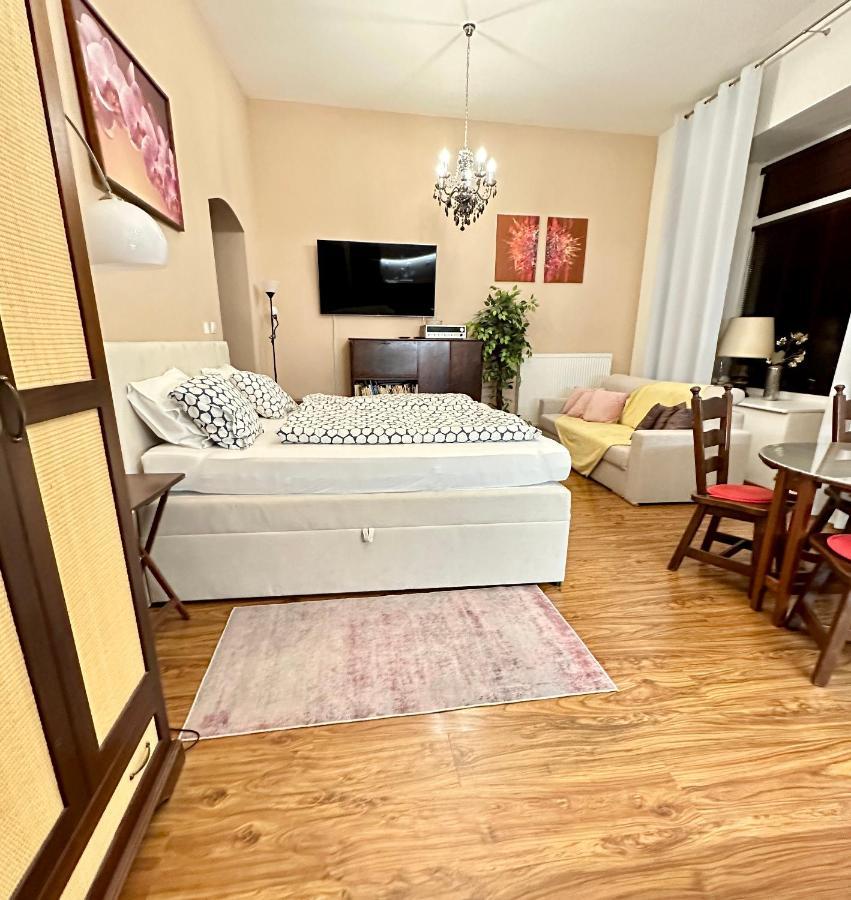 Home Away Main Square Apartment Poprad Exteriör bild