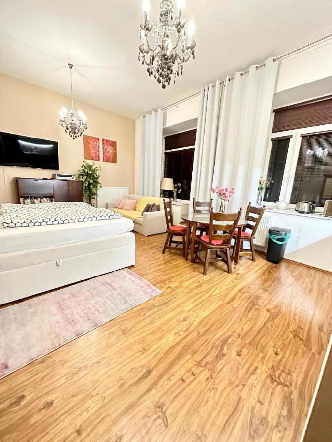 Home Away Main Square Apartment Poprad Exteriör bild